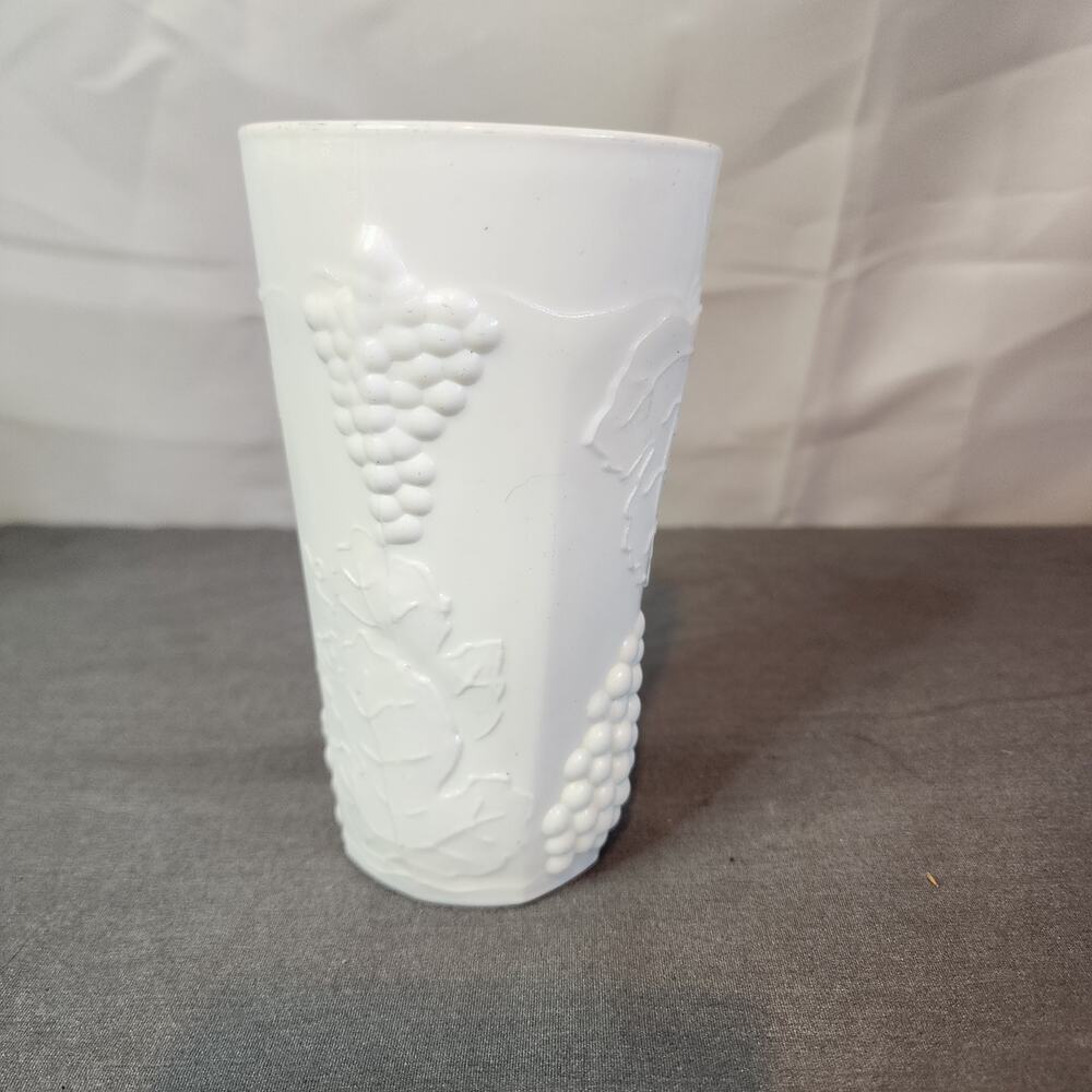 MID-20TH CENTURY INDIANA GLASS MILK GLASS TUMBLER